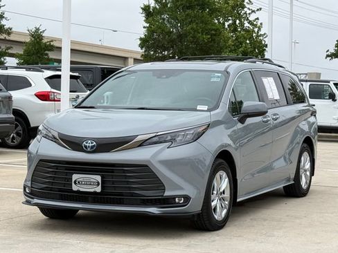 Used 2022 Toyota Sienna XLE Woodland Edition AWD/4WD image 6