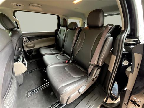 Used 2025 Kia Carnival FWD image 21