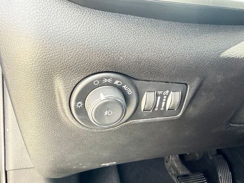 Used 2024 Jeep Compass Latitude AWD/4WD image 17