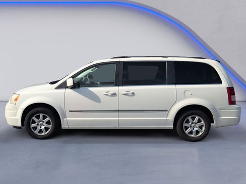 Used 2010 Chrysler Town & Country Touring FWD image 3