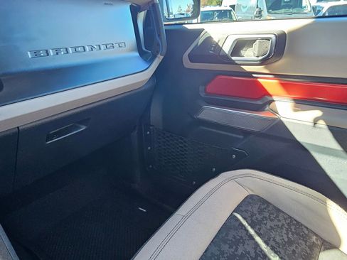 Used 2022 Ford Bronco Wildtrak image 11