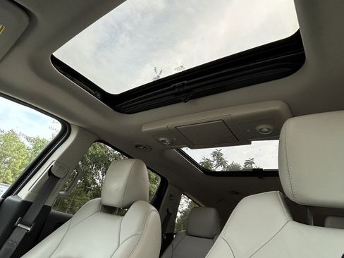 Used 2011 Chevrolet Traverse LTZ AWD/4WD image 13
