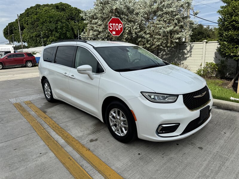 Used 2022 Chrysler Pacifica Touring-L FWD image 3