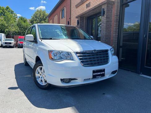 Used 2009 Chrysler Town & Country Touring FWD image 15