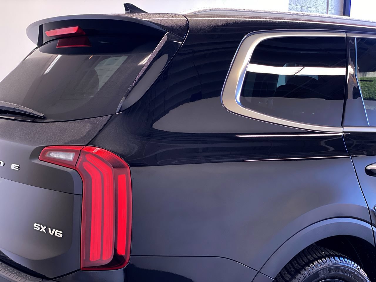 Used 2020 Kia Telluride SX w/ Towing Package FWD image 10