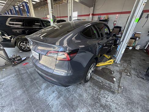 Used 2022 Tesla Model Y Long Range AWD/4WD image 4