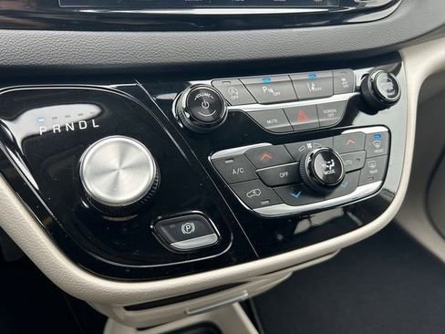 Used 2024 Chrysler Pacifica Touring-L image 30