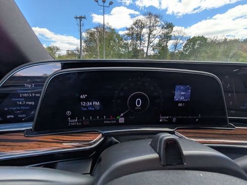 Used 2023 Cadillac Escalade Premium Luxury AWD/4WD image 18