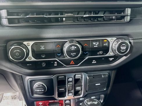 Used 2025 Jeep Wrangler Unlimited Rubicon AWD/4WD image 16