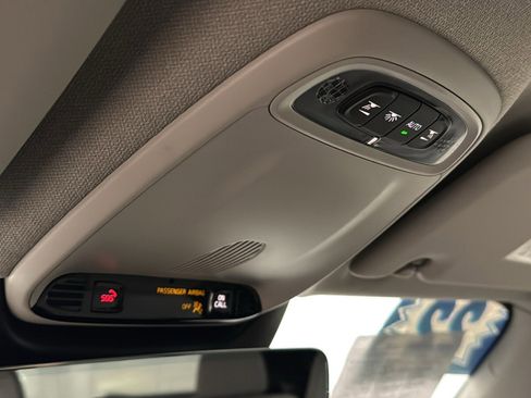 Used 2022 Volvo XC40 T5 Momentum w/ Protection Package image 19