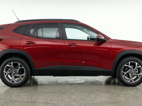 Used 2025 Chevrolet Trax LT FWD image 11