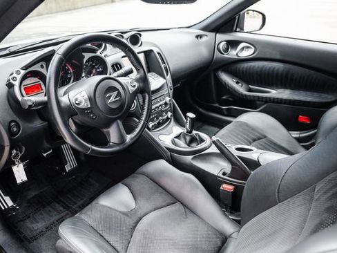 Used 2009 Nissan 370Z Touring RWD image 2