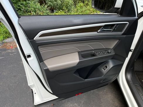 Used 2023 Volkswagen Atlas SE w/ Panoramic Sunroof Package AWD/4WD image 11