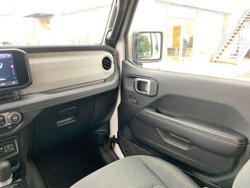 Used 2025 Jeep Wrangler Sahara image 34