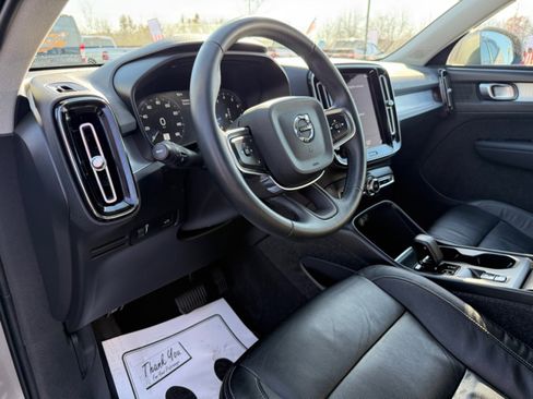 Used 2022 Volvo XC40 T5 Momentum image 13
