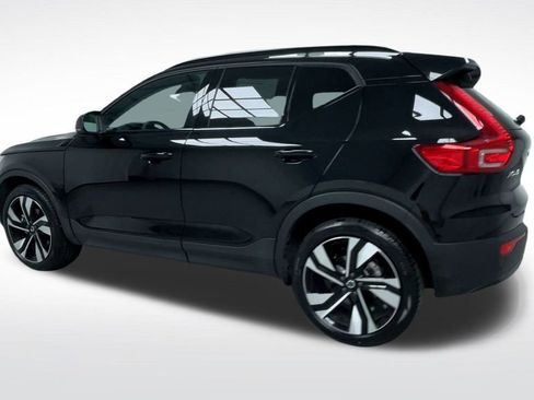 Used 2025 Volvo XC40 B5 Plus image 21