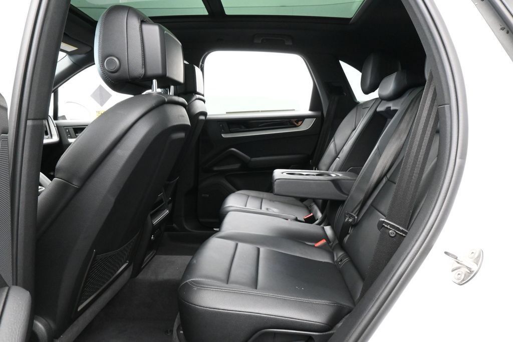 Used 2025 Porsche Cayenne AWD/4WD image 38