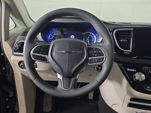 Used 2023 Chrysler Pacifica Touring-L FWD image 10