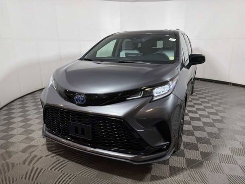 Used 2025 Toyota Sienna XSE image 3