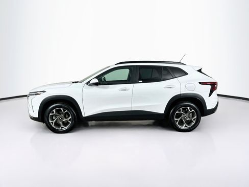 Used 2025 Chevrolet Trax LT w/ LT Convenience Package FWD image 4
