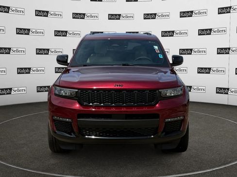 Used 2025 Jeep Grand Cherokee L Limited w/ Black Appearance Package RWD image 8