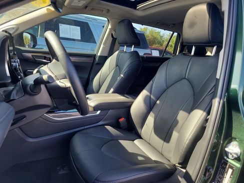 Used 2024 Toyota Highlander Limited image 19