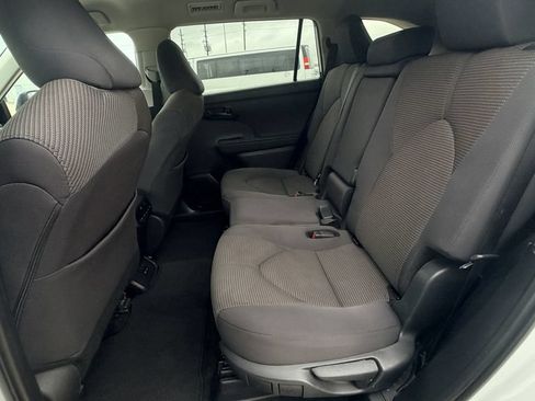 Used 2024 Toyota Highlander LE FWD image 28