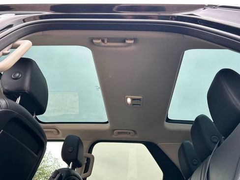 Used 2019 Land Rover Discovery SE image 17