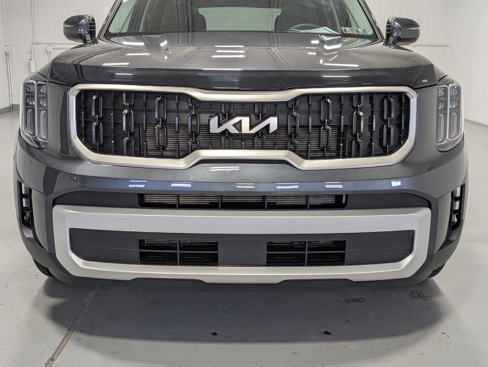 Used 2024 Kia Telluride EX w/ EX Captain's Chair Package AWD/4WD image 2
