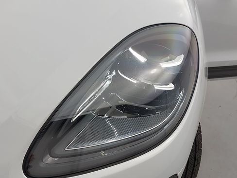 Certified 2026 Porsche Macan Turbo AWD/4WD image 34