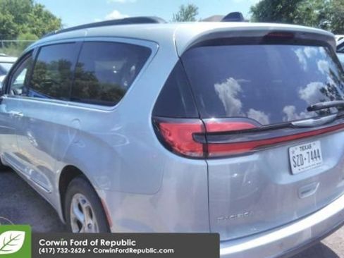 Used 2023 Chrysler Pacifica Limited FWD image 2