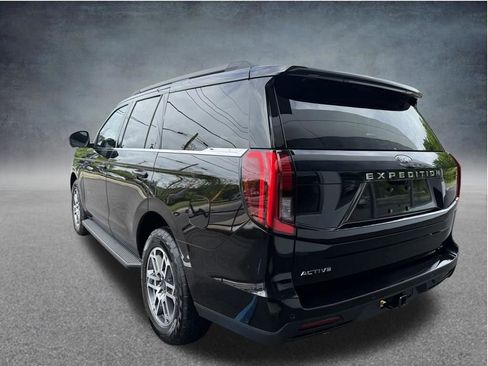 Used 2025 Ford Expedition Active AWD/4WD image 3
