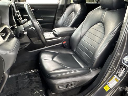 Used 2023 Toyota Highlander XLE FWD image 14