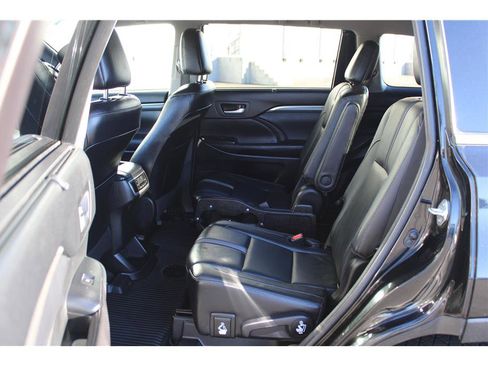 Used 2017 Toyota Highlander SE image 13