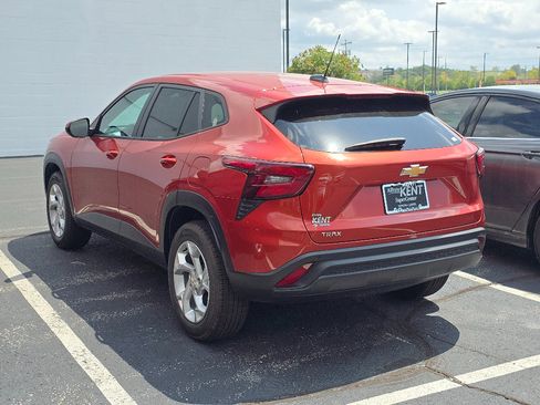 Used 2024 Chevrolet Trax LS w/ LS Convenience Package FWD image 4