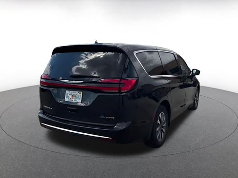 Used 2023 Chrysler Pacifica Touring-L FWD image 15