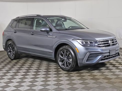 Used 2024 Volkswagen Tiguan SE w/ Panoramic Sunroof Package AWD/4WD image 2