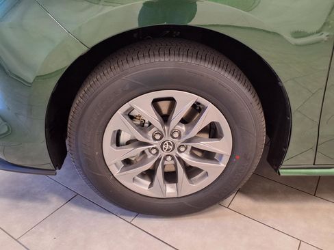 New 2026 Toyota Sienna XLE image 28