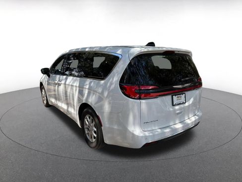 Used 2025 Chrysler Pacifica Select FWD image 5