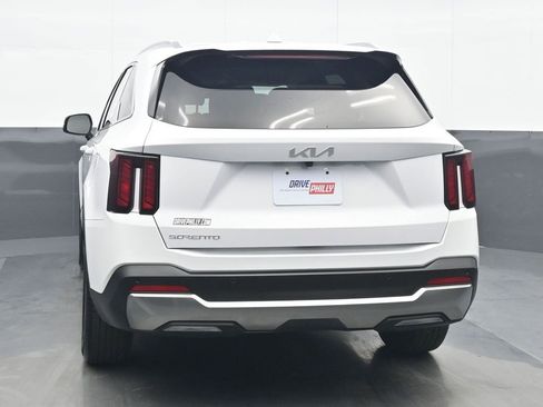Used 2024 Kia Sorento S image 5
