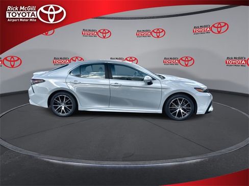 Used 2023 Toyota Camry SE image 9