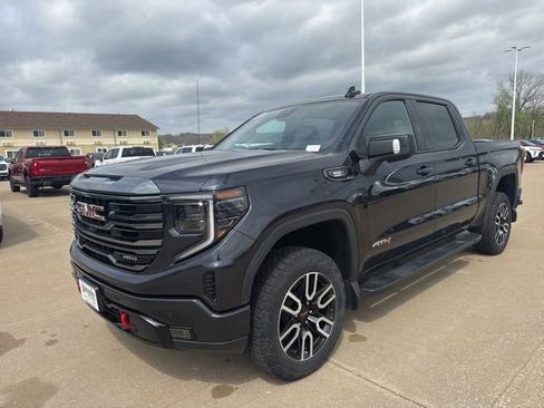 Used 2023 GMC Sierra 1500 AT4 w/ AT4 Preferred Package AWD/4WD image 9
