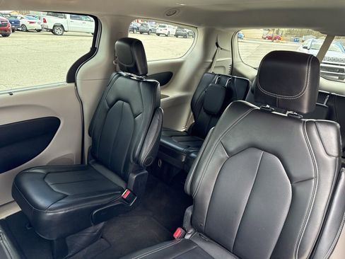 Used 2024 Chrysler Pacifica Touring-L FWD image 41