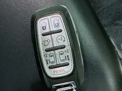 Used 2024 Chrysler Pacifica Touring-L FWD image 39