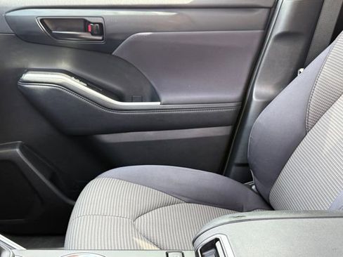 Used 2022 Toyota Highlander L FWD image 11