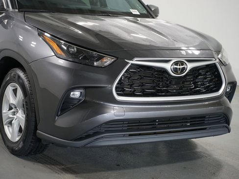 Used 2023 Toyota Highlander LE image 4