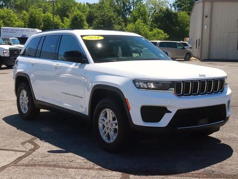 Used 2024 Jeep Grand Cherokee Laredo AWD/4WD image 3