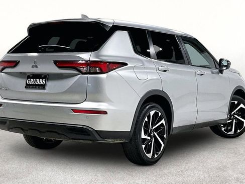 Used 2022 Mitsubishi Outlander ES FWD image 2