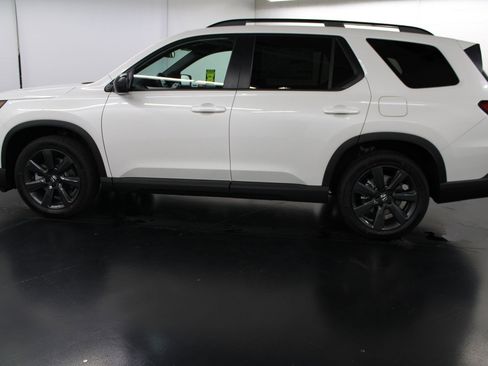 New 2025 Honda Pilot Sport image 2