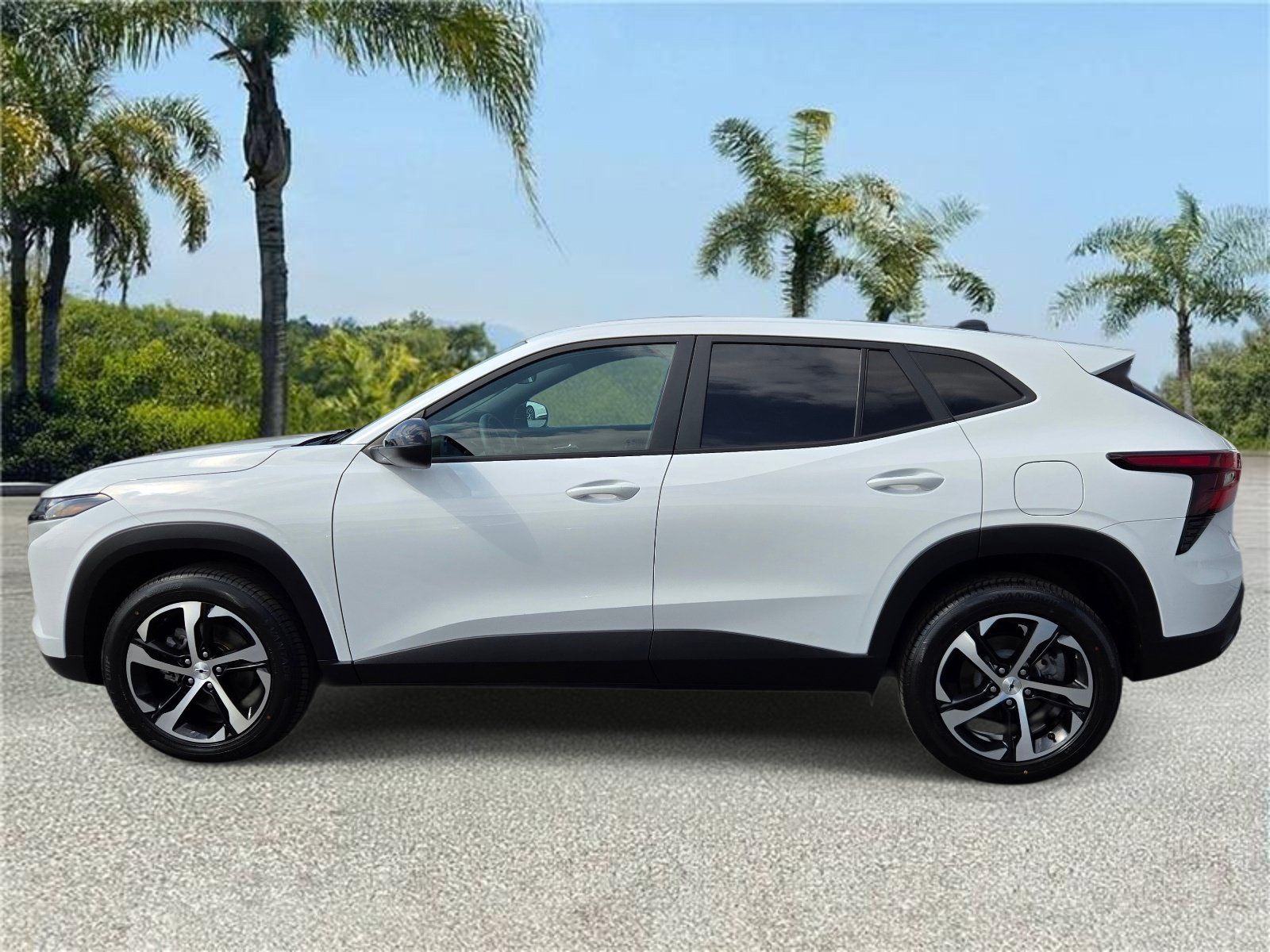 Used 2024 Chevrolet Trax RS w/ Sunroof Package FWD image 2